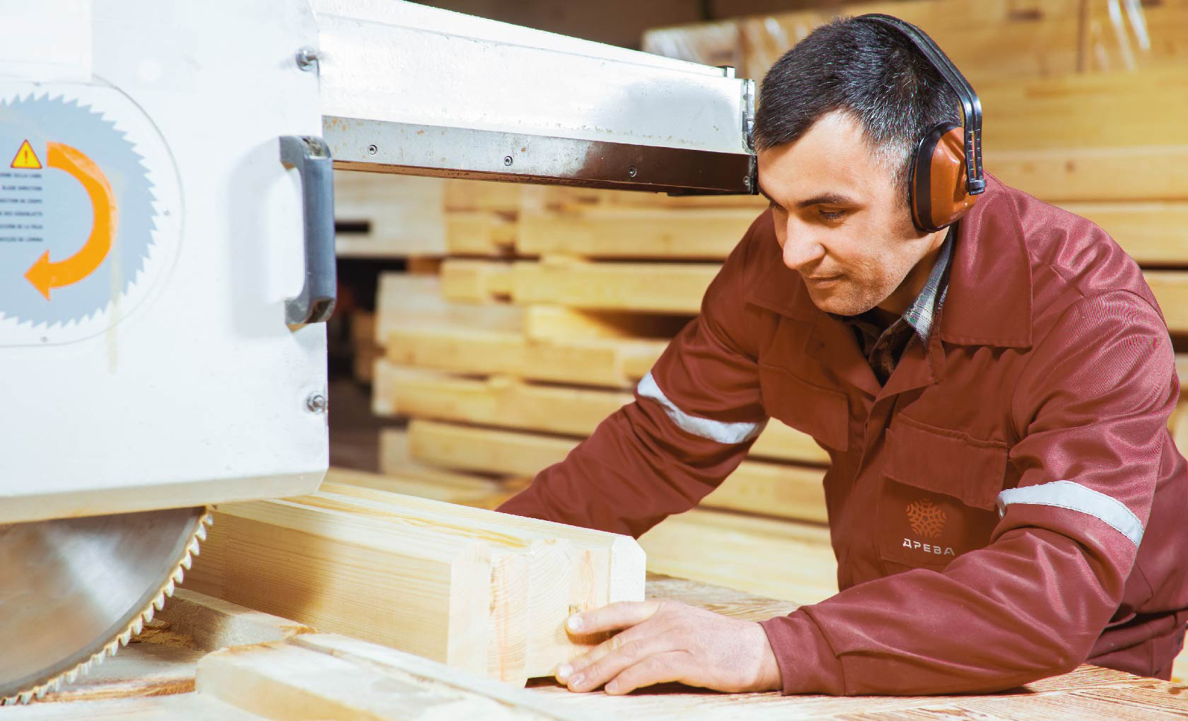 Распиловщик (производство мебели). Распил лдсп цех. Работа распиловщик вакансии. Мебельно сборочный цех. Распил лдсп.